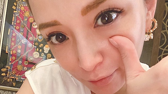 浜崎あゆみさん、ロシア語の悪罵が書かれた衣装を着てステージに登場