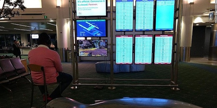 空港のモニターにPS4繋ぎ遊んだ男、係員に注意受ける → 男「最後までゲームをやってもいい？」→ 係員「ダメ」