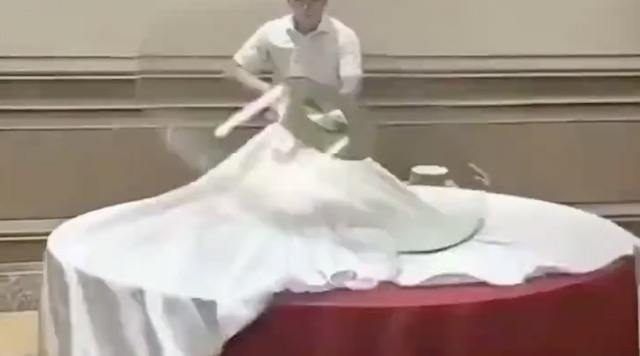 【話題】『中国ホテル従業員による華麗なるテーブルセッティング』