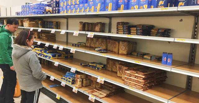 新型ウイルス感染拡大のイタリア、封鎖を恐れた市民が食料品買いだめに殺到… スーパー棚から商品が消える