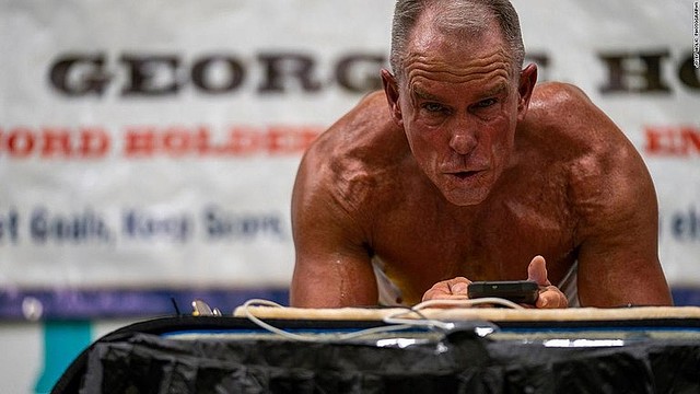 【元海兵隊員】プランクの姿勢で8時間15分15秒、米の62歳男性がギネス新記録