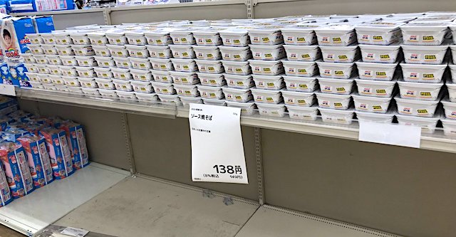 【話題】売り切れたトイレットペーパーの棚に、大量の“ペヤングトラップ”を設置した結果…