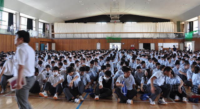 愛知の高校生『700人以上が体育館に集まり1時間近く集会…各教室でも風通しの悪い中40人がゆとりなく座って過ごしました。感染者が爆発的に増えるのは時間の問題』
