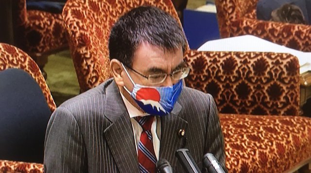 河野防衛大臣「今日のマスクのもとになった航空自衛隊の手ぬぐい。マスク製作は航空自衛隊広報室です」