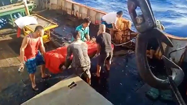 【動画】中国漁船がインドネシア人船員の遺体を海に投げ入れ → 中国人船長「感染症にかかっていたため他の船員の合意のもとで海葬をした」
