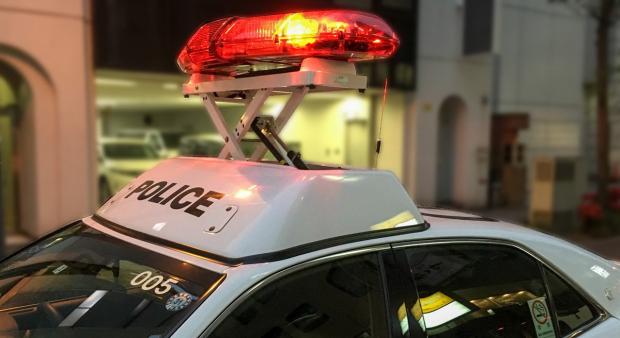 70代女性を押し倒しキス迫り現金盗む… 自称俳優の26歳男逮捕