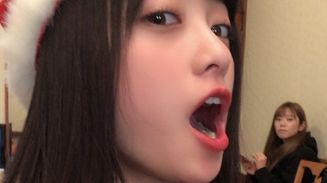 橋本環奈さん「カレンダーのオフショットをお届けしたいと思います。カンナサンタです」