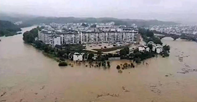 【中国】洪水被害で住民が相次ぎ動画投稿 → 当局が投稿者を逮捕するよう指示